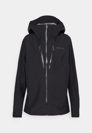 Giacca nera impermeabile con cappuccio, chiusura centrale con zip e due tasche sul petto con zip. Presenta dettagli riflettenti e una texture liscia e leggera.