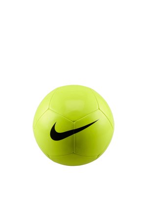 Jaskrawożółta piłka do piłki nożnej z czarnym logo Nike w centrum na białym tle.