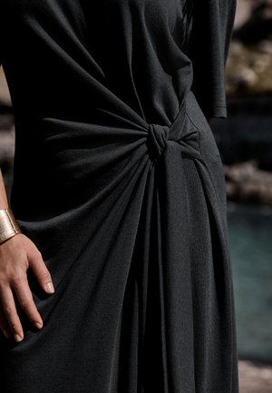 Next, TALL FIT - TIE WAIST MIDI T-SHIRT DRESS . - Robe en jersey - black