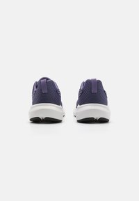 Violet sportiniai bateliai su tekstūruotu tinklo viršumi, paminkštintu apvadu ir baltu tarpu. Gumos padas užtikrina sukibimą ir ilgaamžiškumą.