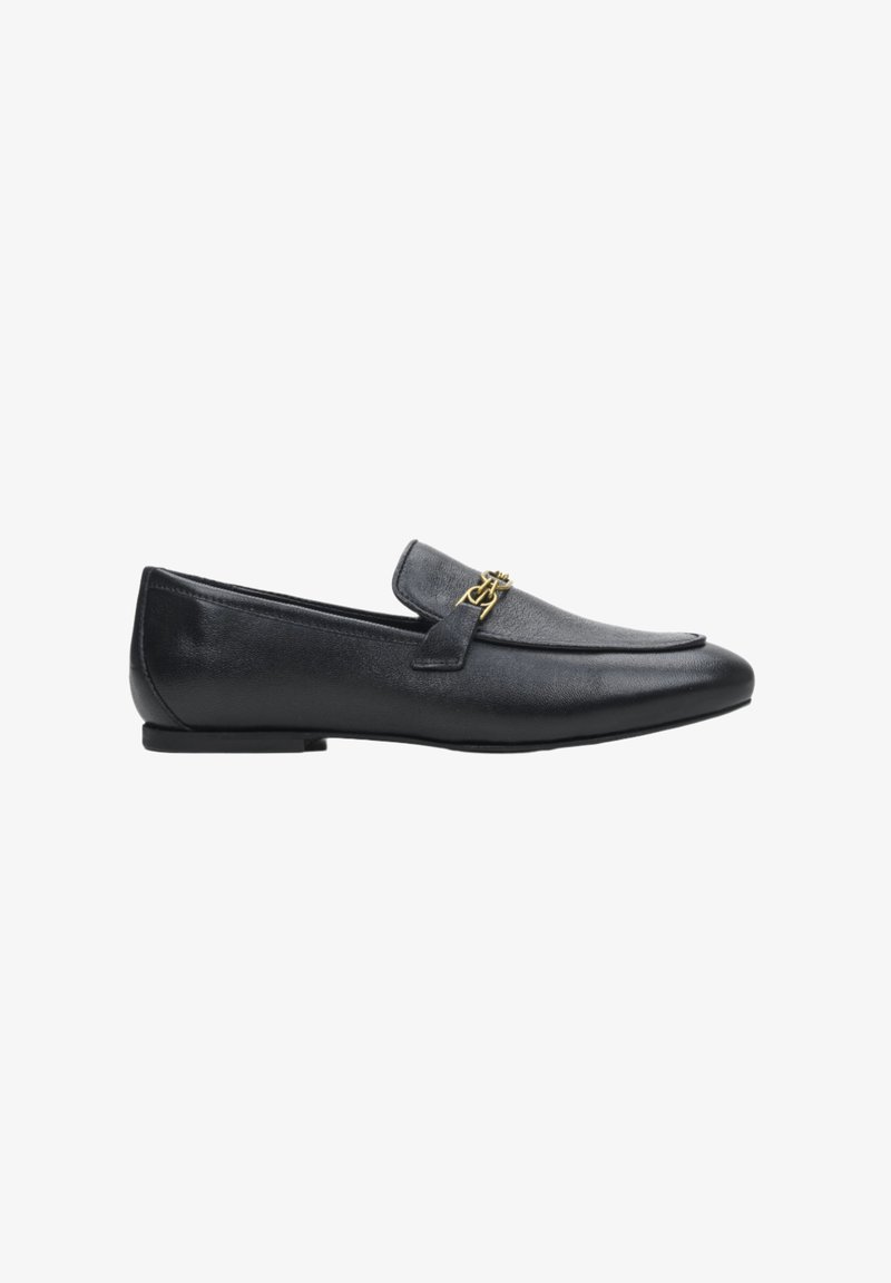 Zwarte leren loafers met een spitse neus, voorzien van een decoratieve gouden ketting accenten aan de voorkant en een lage, platte hak.