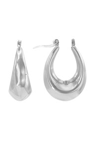 Boucles d'oreilles en argent avec une forme en goutte d'eau polie et un design en croissant arrondi. Texture lisse avec des surfaces réfléchissantes et des fermoirs en crochet.