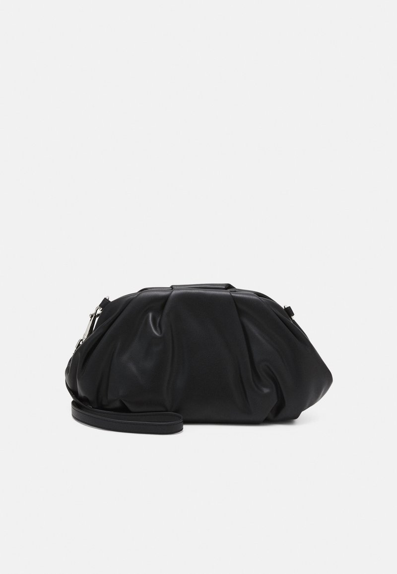 Sac à main en cuir noir avec une texture plissée, une forme arrondie et une sangle amovible. Dispose d'un détail en métal argenté pour la fermeture.