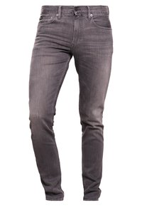 Jean en denim gris pour homme, coupe ajustée, avec bouton frontale et design à cinq poches, détails froissés sur les cuisses et les genoux.