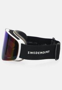 Gogle narciarskie z szeroką przyciemnianą soczewką, białą ramką i czarnym paskiem z napisem "SWEDEMOUNT" w białym kolorze. Miękkie wyściółki wzdłuż krawędzi soczewki.