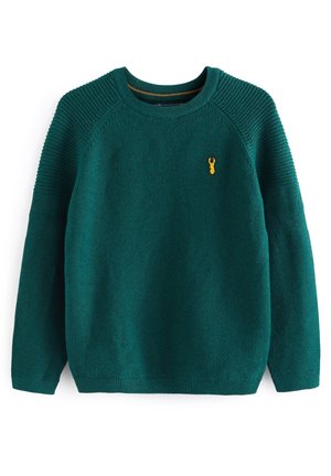 Ciemnozielony dziergany sweter z okrągłym dekoltem, żebrowanym detalem na ramionach oraz małym żółtym emblematem jelenia na lewej piersi.