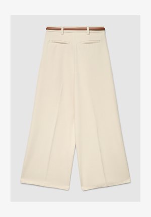 Kremowe spodnie z szerokimi nogawkami i wysokim stanem, z tylnymi kieszeniami i brązowym paskiem, ułożone płasko na jasnym tle.