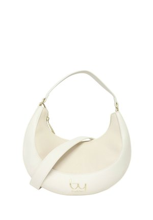 Borsa color crema a forma di mezzaluna con manico corto, tracolla e logo dorato sul davanti, isolata su sfondo bianco.