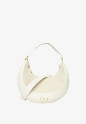 Borsa color crema a forma di mezzaluna con manico corto, tracolla e logo dorato sul davanti, isolata su sfondo bianco.