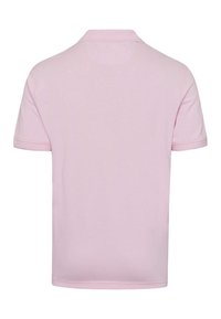 Polo rose clair uni à manches courtes vu de dos avec un col plié et des détails de couture subtils.