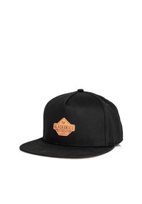 Musta snapback-lakki, joka on valmistettu puuvillasta, sisältää litteän lierin, pyöreän kupolan ja etuosassa ruskean nahkalogon. 