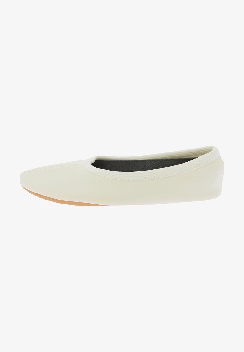 Ballerine en toile blanc cassé avec une texture lisse, bout rond et semelle en caoutchouc tan flexible. Design simple sans embellissements.