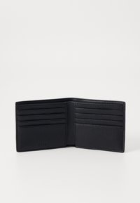 Portefeuille en cuir noir avec un design ouvert, comportant plusieurs emplacements pour cartes et une surface texturée. Logo estampé en bas.