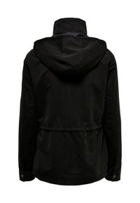 Czarna kurtka z kapturem, z wyciągniętą talią i zatrzaskami. Wykonana z teksturowanej tkaniny, z gładkim wykończeniem i bez widocznych wzorów.