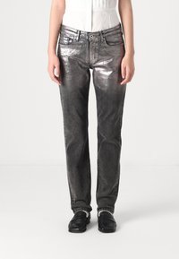 Vaqueros de color gris metálico con un diseño ajustado, cinco bolsillos y cierre con cremallera. Textura suave con un acabado brillante y un ligero detalle de desvanecimiento.