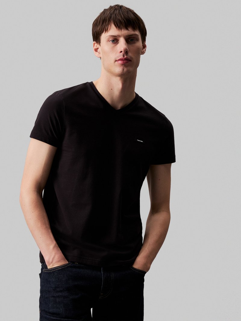 Calvin Klein STRETCH SLIM FIT V NECK - T-shirt basic - black/nero ...