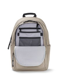 Beige Rucksack mit glatter Textur, der über ein großes Fach, mehrere Reißverschlusstaschen, eine vordere Klappe und schwarze Hardware-Akzente verfügt.