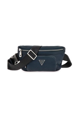 Sac banane Guess bleu marine avec sangle noire réglable, fermeture éclair argentée et logo triangulaire en métal sur la poche avant.