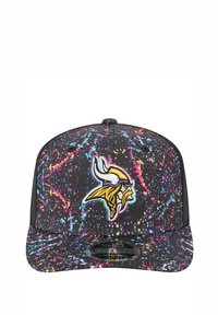 Schwarze Kappe mit einem bunten Spritzmuster, die auf der Vorderseite ein gesticktes Wikinger-Logo trägt. Flache Schirmgestaltung mit Snapback-Verschluss.