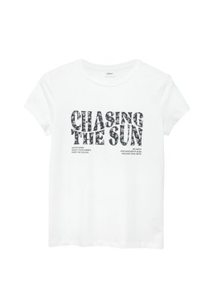 Witte T-shirt met korte mouwen met bloemengestileerde tekst "CHASING THE SUN" en kleinere zwarte tekst met positieve uitspraken eronder.