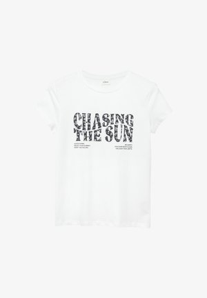 T-shirt blanc à manches courtes avec un texte à motif floral "CHASING THE SUN" et un texte noir plus petit avec des phrases positives en dessous.