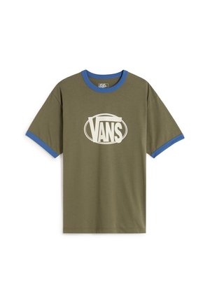 Olijfgroene t-shirt met blauwe ribbelkraag en mouwaccenten, met een groot wit Vans-logo op de voorkant. Katoenen materiaal, korte mouwen.