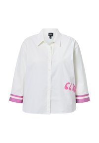 Witte overhemd met een ontspannen pasvorm, voorzien van roze gestreepte accenten op de mouwen en een groot roze logo op de voorkant.