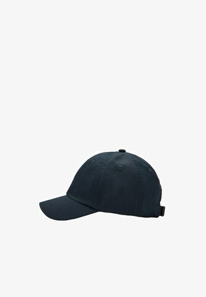 Gorra de béisbol negra de seis paneles con visera curva y correa ajustable sobre fondo blanco.