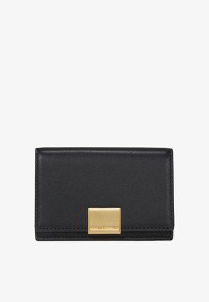 Juodas odinis piniginė su elegantišku dizainu. Pasižymi auksiniu metaliniu sagtimi ir siūtomis briaunomis, akcentuojančiomis tekstūruotą paviršių.