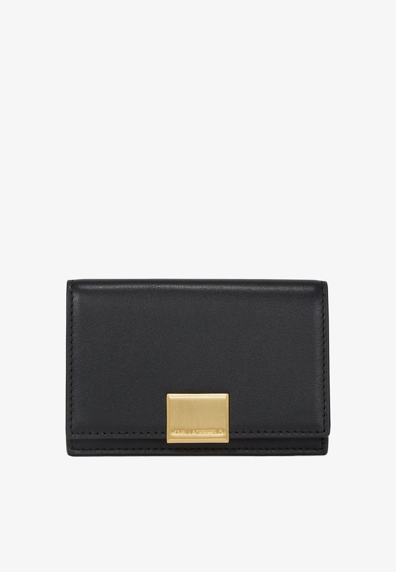 Zwarte lederen portefeuille met een strak ontwerp. Beschikt over een gouden metalen sluiting en gestikte randen, die het gestructureerde oppervlak benadrukken.