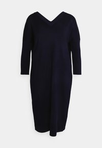 Longue robe en maille bleu marine avec un col en V et des manches trois-quarts, présentée sur un fond blanc.