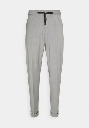 Jasnoszare spodnie z teksturowanym wykończeniem, elastycznym paskiem w talii i czarną sznurówką, z tapered nogawkami i zakończeniami w mankiety.