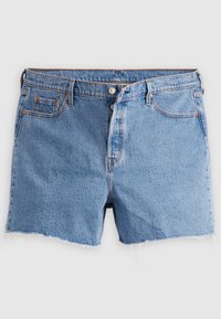 Shorts en denim bleu clair, avec un ourlet effiloché, cinq poches, et une fermeture à boutons avec des éléments en cuivre. Design classique.