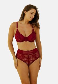 Ensemble de lingerie en dentelle bourgogne comprenant un soutien-gorge et une culotte taille haute, ornés de motifs floraux élaborés, d'accents transparents et de bretelles réglables. Texture lisse.