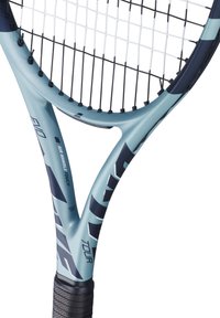 Tennisketsjere med en lyseblå ramme og mørkeblå detaljer. Har et tekstureret sort greb og et strenget hvidt og sort netmønster.