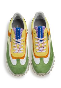Sneaker multicolori con una combinazione di suede giallo, arancione, verde e bianco. Dettagli testurizzati, lacci rotondi e un design della suola distintivo.