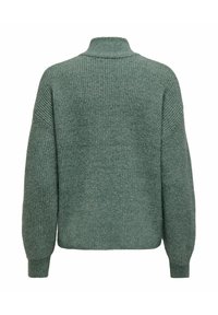 Pull en tricot vert avec un col montant, texture côtelée, épaules tombantes et manches longues. Le tissu présente un léger motif chiné.