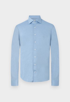 Svetlomodrá košeľa s dlhými rukávmi, zapínaná na gombíky, s klasickým golierom a bielymi gombíkmi, zobrazená na jednoduchom svetlom pozadí.