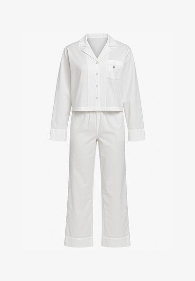 Set di pigiama in cotone bianco con maniche lunghe, camicia con bottoni e taschino sul petto, e pantaloni a gamba dritta con risvolti.