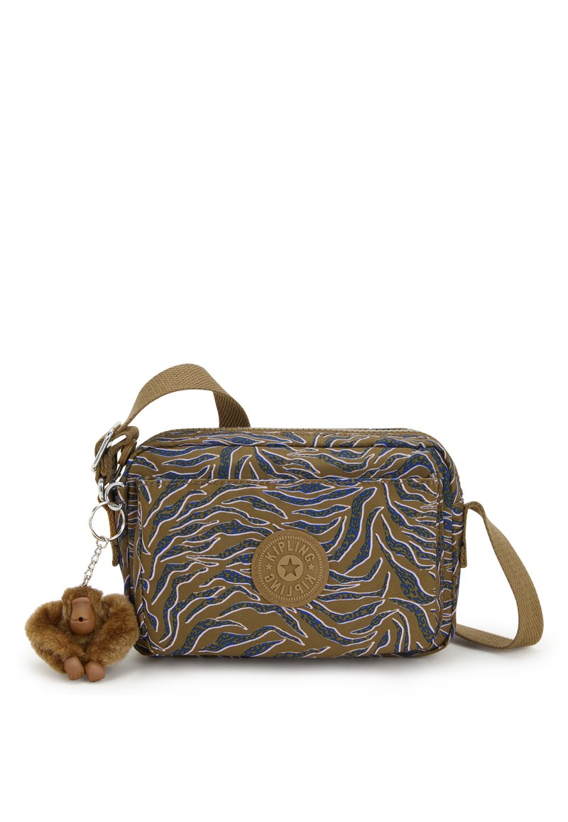 Brun tyg crossbody-väska med ett blått och vitt vågigt mönster, logopatch och en fluffig apa nyckelring. Justerbar rem ingår.