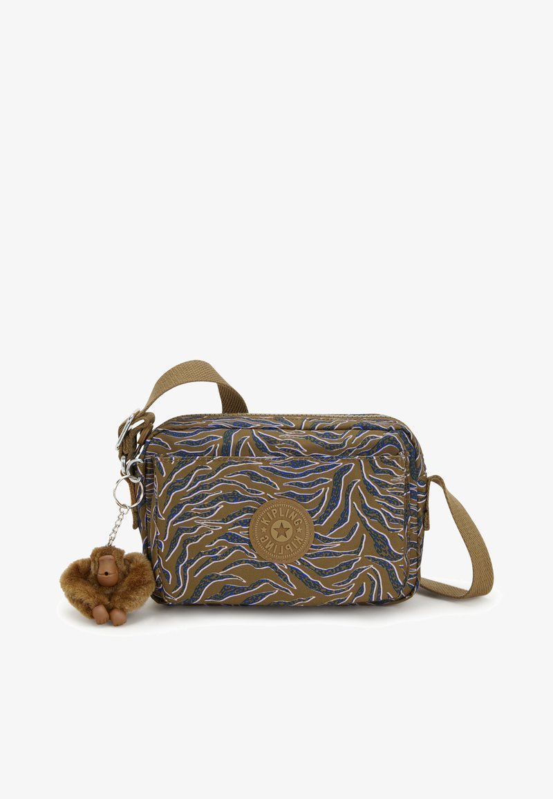 Borsa a tracolla in tessuto marrone con un motivo ondulato blu e bianco, toppa con logo e un portachiavi a forma di scimmia pelosa. Includa una tracolla regolabile.