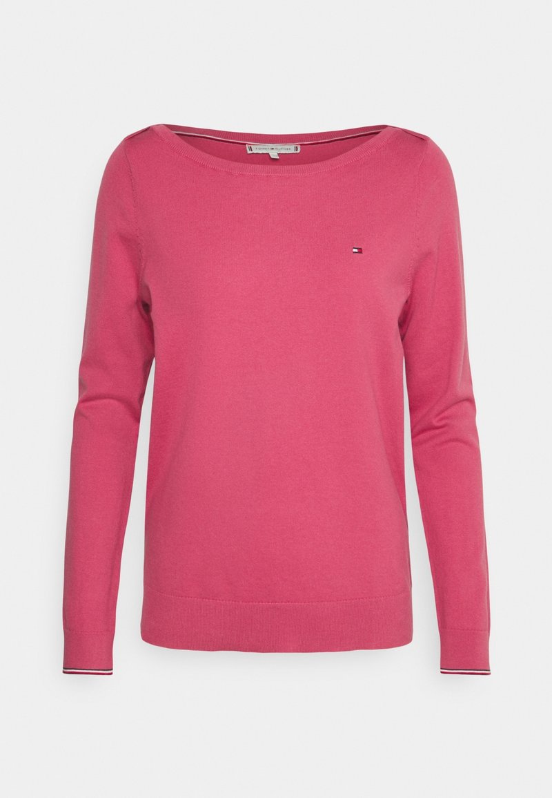 Maglione rosa a maglia con scollatura ampia e maniche lunghe. Presenta un piccolo logo sul petto e dettagli a righe nei polsini.