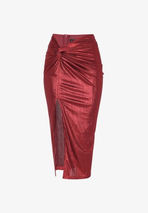 Roter, metallischer Bleistiftrock mit Raffung und seitlichem Schlitz. Schließt mit einem Reißverschluss hinten und hat ein gedrehtes Detail an der Taille.