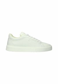Witte lage leren sneaker met veters, platte rubberen zool en minimale stikdetails, zijaanzicht tegen een witte achtergrond.