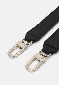 Czarny pasek skórzany z srebrnymi metalowymi klipsami na obu końcach, gładka tekstura z delikatnym połyskiem, minimalistyczny design.