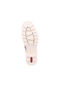 Semelle d'une chaussure avec un motif de texture profonde, dotée d'une base blanche et d'un logo rouge. Le design comprend une semelle intermédiaire rembourrée.
