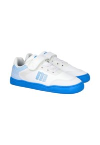 Zapatillas deportivas blancas con acentos azules, que cuentan con una parte superior texturizada, cierre de tira y patrones lineales en los laterales. Suela de goma.