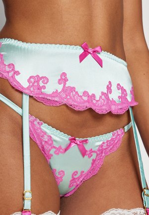 Cintura con pizzo color acquamarina e slip abbinati con accenti e fiocchi rosa, caratterizzati da una superficie in satin liscia e da intricati motivi floreali.