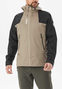 Beige- und schwarze, wasserdichte Jacke mit durchgehendem Reißverschluss, verstellbarer Kapuze und zwei Seitentaschen. Mit einem Logo auf der Brust.