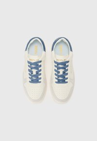 Hvite sneakers med blå detaljer, med perforert tåområde, flate blå skolisser, og "REPLAY" merkevare på tungen og siden.